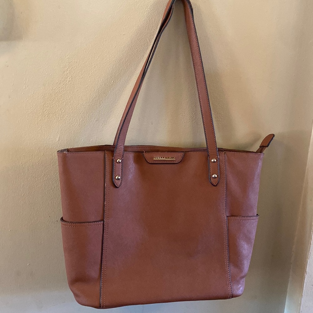 GUC. Stella and Max brown double striped shoulder bag with gold hardware.